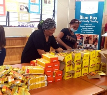 blue-bus-ministry_hindle-high_snack-teamwork-2